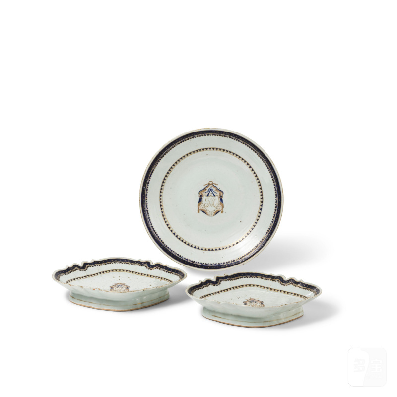 清 十八世紀 粉彩紋章圖盤三件 | TROIS ASSIETTES EN PORCELAINE À DÉCOR ARMORIÉ - 图8